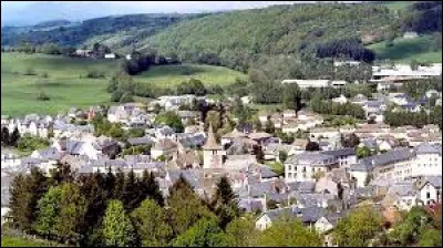 Elle est située entre les Monts Dore et les Monts du Cantal à une altitude de 840 mètres.