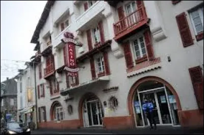 On y trouve un hôtel 2 étoiles qui inclut un casino.