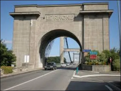 Nous somme en Auvergne-Rh&ocirc;ne-Alpes au Teil, &agrave; l'entr&eacute;e du pont surplombant le Rh&ocirc;ne. Ville du Vivarais, elle se situe dans le d&eacute;partement ...