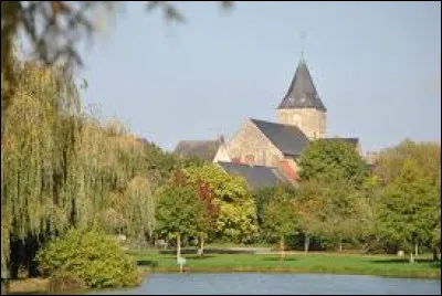 Vous avez sur cette image l'&eacute;tang et l'&eacute;glise Sainte-Corneille-et-Saint-Cyprien de Tennie. Commune des Pays-de-la-Loire, dans l'arrondissement de Mamers, elle se situe dans le d&eacute;partement ...