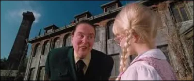 Complétez la phrase de la directrice en parlant de la mère d'Amanda !
La directrice : Ta maman est une... !