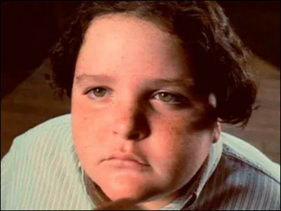 Que doit manger Bruce devant la directrice ainsi que devant tous ses camarades de classe ?