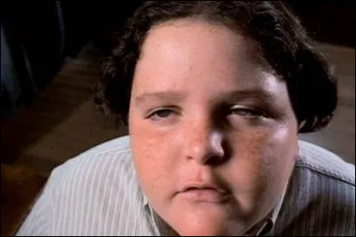 Pourquoi la directrice oblige-t-elle Bruce à manger devant elle ainsi que devant tous ses camarades ?