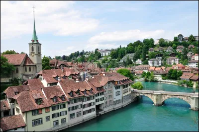Quelle ville arrosée par l'Aar, est la capitale de la Suisse ?