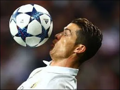 Les footballeurs jouent avec un "ballon".