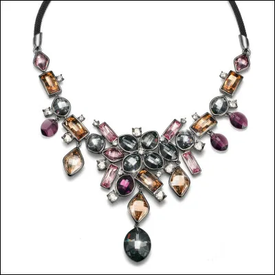 Quel bijou porte Lila Rossi ?