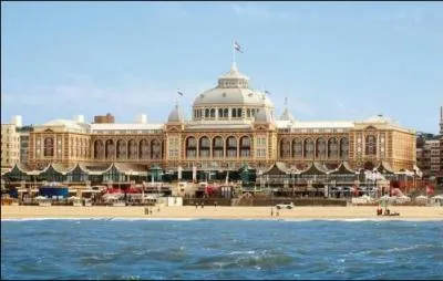 Près de quelle capitale se trouve la plage de Scheveningen ?