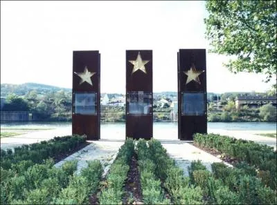 Dans quel pays se trouve le fameux village de Schengen ?