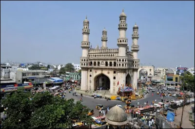 Sixième ville indienne en termes de nombre d'habitants avec plus de 7 millions, cette cité est connue pour son architecture et son histoire. Les hindous et les musulmans y ont coexisté paisiblement pendant des siècles.