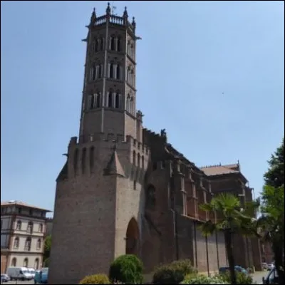 Je suis la ville intruse de cette liste puisque je suis la seule sous-préfecture parmi ces 3 villes. Qui suis-je ?