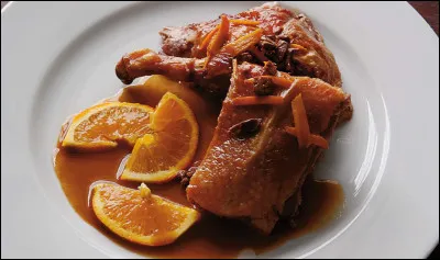 Quel spiritueux est g&eacute;n&eacute;ralement int&eacute;gr&eacute; &agrave; la pr&eacute;paration du canard &agrave; l'orange ?