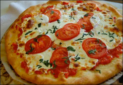 Plus populaire, la pizza se d&eacute;guste aujourd'hui dans le monde entier et selon une multitude de recettes. Quelle fut la premi&egrave;re pizza dite "moderne", par qui fut-elle cr&eacute;&eacute;e, et pourquoi lui avoir donn&eacute; ce nom ?