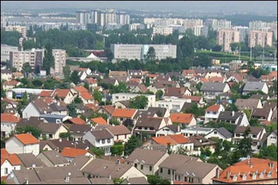Ville de 50 000 habitants du département de Seine-Saint-Denis, ancien village de la plaine de France qui a connu un développement démographique spectaculaire durant les années 1960 et 1970 :