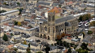 Ville de 28 000 habitants du département de l'Aisne, ville épiscopale et ancienne capitale des rois mérovingiens :