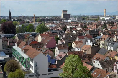 Ville de 32 000 habitants du département du Bas-Rhin, deuxième commune de l'agglomération strasbourgeoise par la population :