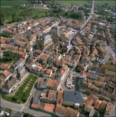 Petite ville de 2 500 habitants du département de la Meuse, située dans le nord de la Woëvre et traversée par la Meuse :