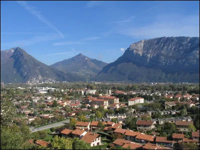 Ville de 11 000 habitants du département de l'Isère, située dans l'agglomération grenobloise, à proximité immédiate des falaises du massif du Vercors, et traversée par le torrent du Furon :