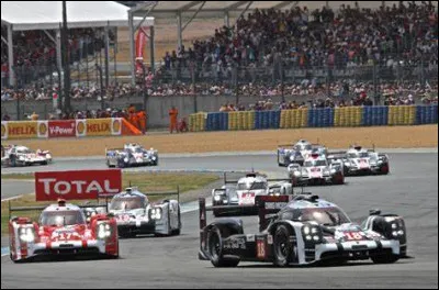 Quel pilote détient le record du tour en course sur le circuit des 24 Heures du Mans d'avant la construction des chicanes dans les Hunaudières, ce qui en fait un record qui ne sera probablement jamais battu ?