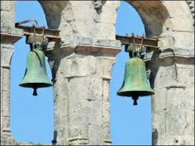 Qui a acheté en novembre 1957 les deux cloches se trouvant désormais dans le campanile de l'église de Fouqueure en Charente ?