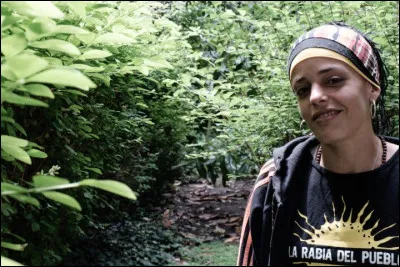 Sur quel morceau peut-on entendre Keny Arkana rapper un couplet entier en espagnol ?