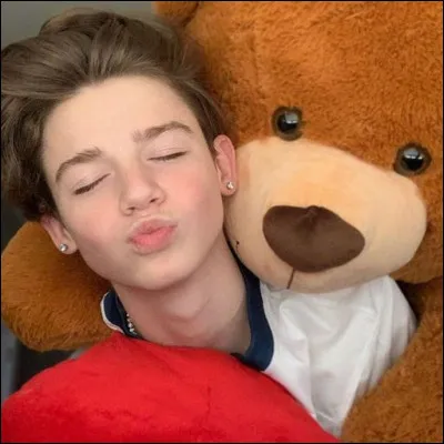 De quelle couleur sont ses yeux ?