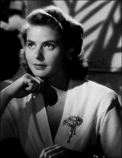 Actrice célèbre à nouveau. Nous l'apercevons ici dans le film "Casablanca" (1942) de Michael Curtiz.