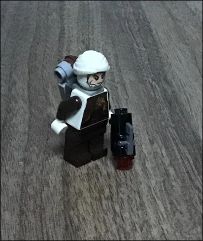 Et mince, on tombe encore sur un chasseur de primes. Celui-ci se revêt de restes de combinaisons abandonnées. Je vais pleurer ! Voici...