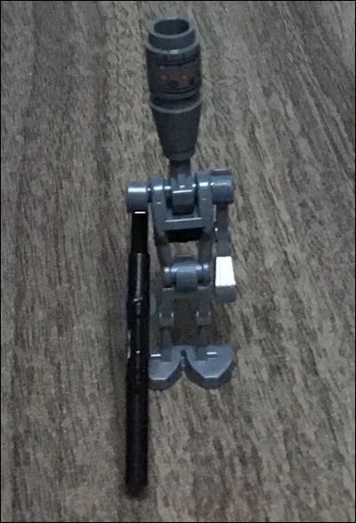 Mais je n'ai vraiment pas de chance : encore un chasseur de primes ! C'est un droïde totalement indépendant et qui fait preuve d'une grande intelligence. Il est programmé pour tuer. Lui aussi est à la recherche de Han. Malheureusement, je vous fais la connaissance de...