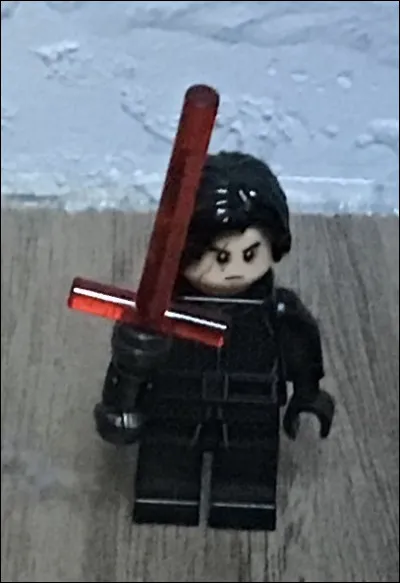 Reconnaissable grâce à son sabre laser, je vous présente...