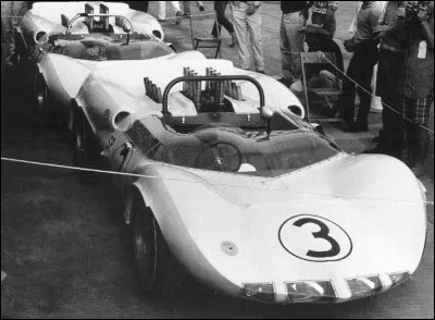 En Californie, quel nom porte la formation végétale d'arbustes à petites feuilles dures et persistantes ?