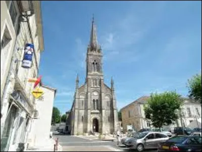 Voici l'église Notre-Dame de Mirambeau. Commune néo-aquitaine, dans l'arrondissement de Jonzac, elle se situe dans le département ...