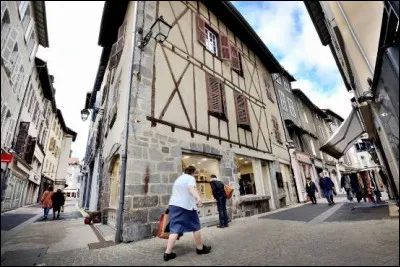 Lieu de naissance de l'écrivain Jean-Benoît Puech, cette ville française est connue car c'est une des plus froides du pays. Il s'agit de la capitale historique de la Haute-Auvergne.