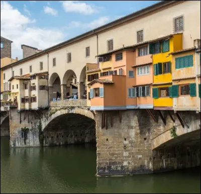 Cette cité italienne dispose du Ponte Vecchio qui surplombe l'Arno à son point le plus étroit. Ce pont couvert est soutenu par trois arcs, dont le plus grand mesure 30 mètres et les deux autres 27 mètres. C'est :