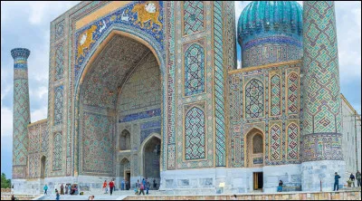 Je suis une cité asiatique jumelée avec Lyon que Gengis Khan a conquise en 1220. J'abrite le site archéologique d'Afrassiab et l'observatoire astronomique d'Ulugh Beg :