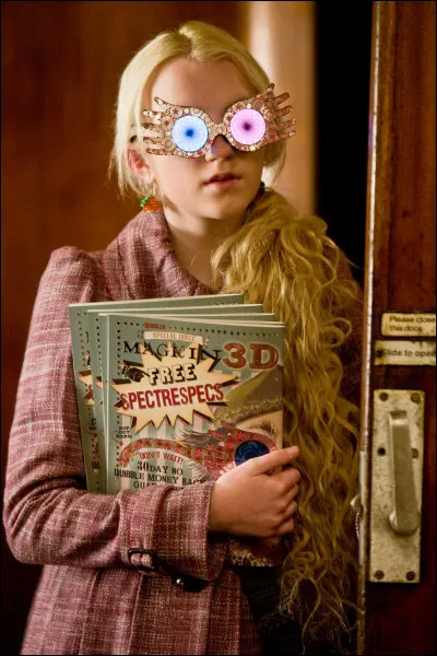 De quelle couleur sont les yeux de Luna Lovegood ?