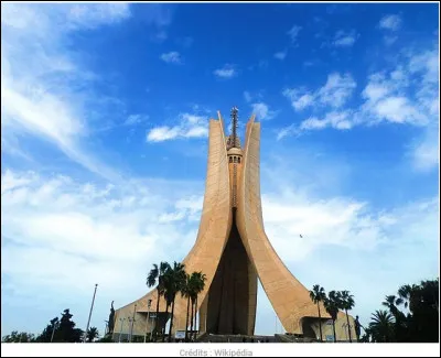 Comment se nomme ce mémorial en hommage aux "chahids" combattants et morts de la guerre d'Algérie ? Celui-ci a été construit en 1982, à savoir 20 ans après l'événement.