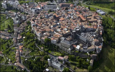 Ville de 6 400 habitants du département du Cantal, située sur la Planèze, grand plateau volcanique, à 900 mètres d'altitude :
