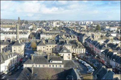 Ville de 19 000 habitants du département de la Manche, située sur la Vire, détruite à 90 % par les bombardements de 1944 :