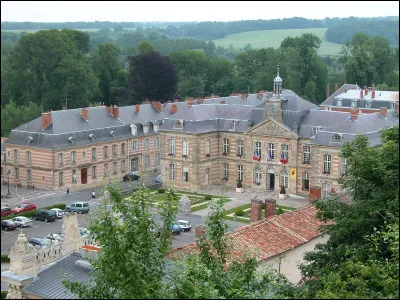 Petite ville de 4 000 habitants du département de la Marne, située dans l'est du département, en Argonne :