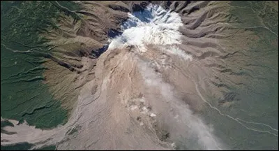À quand remonte la dernière éruption du volcan russe le Chiveloutch, situé dans la péninsule du Kamtchatka ?