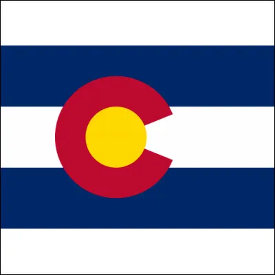 À quel État américain appartient ce drapeau sur lequel est visible la lettre C en rouge ?