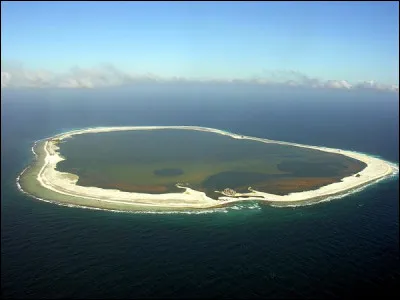 Quelle est la particularité du lagon de l'île Clipperton, possession française autrefois dénommée île de la Passion ?