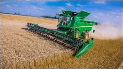 Sur la photo, vous pouvez voir une moissonneuse-batteuse.