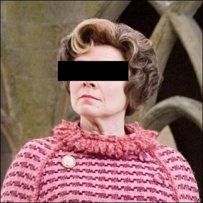 De quelle couleur sont les yeux de Dolores Ombrage ? (film)
