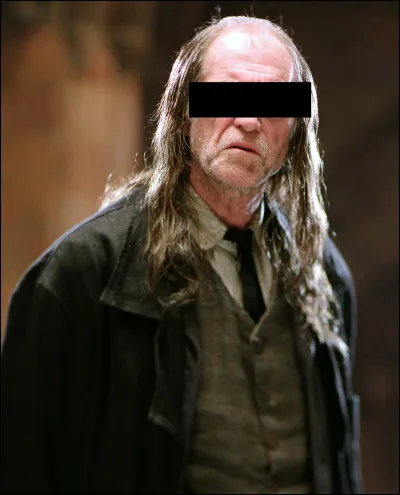 De quelle couleur sont les yeux d'Argus Rusard ?