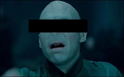 De quelle couleur sont les yeux de Voldemort ?