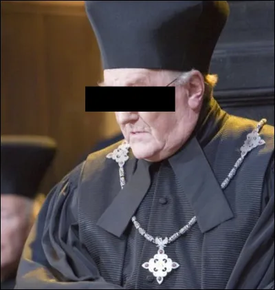 De quelle couleur sont les yeux de Cornelius Fudge ?