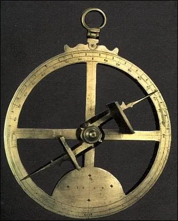 L'astrolabe est un instrument de navigation qui mesure l'angle formé par l'horizon et un corps céleste donnant ainsi la latitude exacte. Quel peuple fut à l'origine de son invention ?