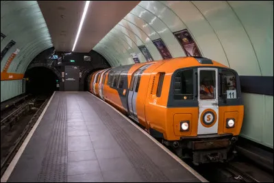 Même année de mise en service, même gabarit étriqué. Où se situe ce métro dont le tracé n'a guère évolué depuis son inauguration ?