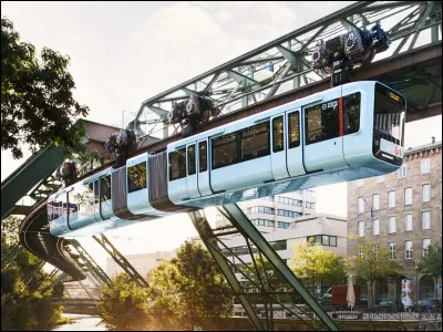 Dans quelle ville peut-on emprunter cet étonnant (et spectaculaire) métro suspendu ?